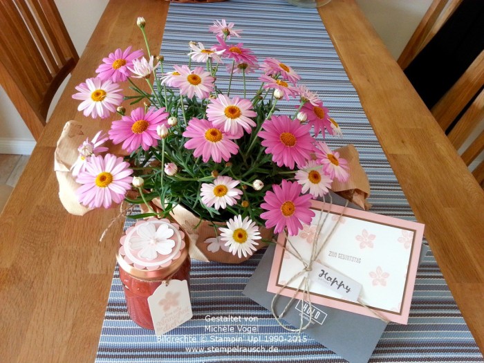 Stampin Up Geburtstagskarte und Marmeladenglas mit Petite Petals-Flower Shop-Eins für alles-Für Leib und Seele