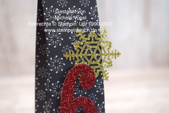 Adventskalender Nikolaus Verpackung selber basteln, Framelits Große Zahlen, Thinlits Aus jeder Jahreszeit, Glitzerpapier in Gold und Rot, Designerpapier Weihnachtslieder, Goldfarbene Buchklammern, Geschenkverpackung zu Weihnachten, Schneeflocke stanzen, Nikolausi Detailbild www.stempelrausch.de