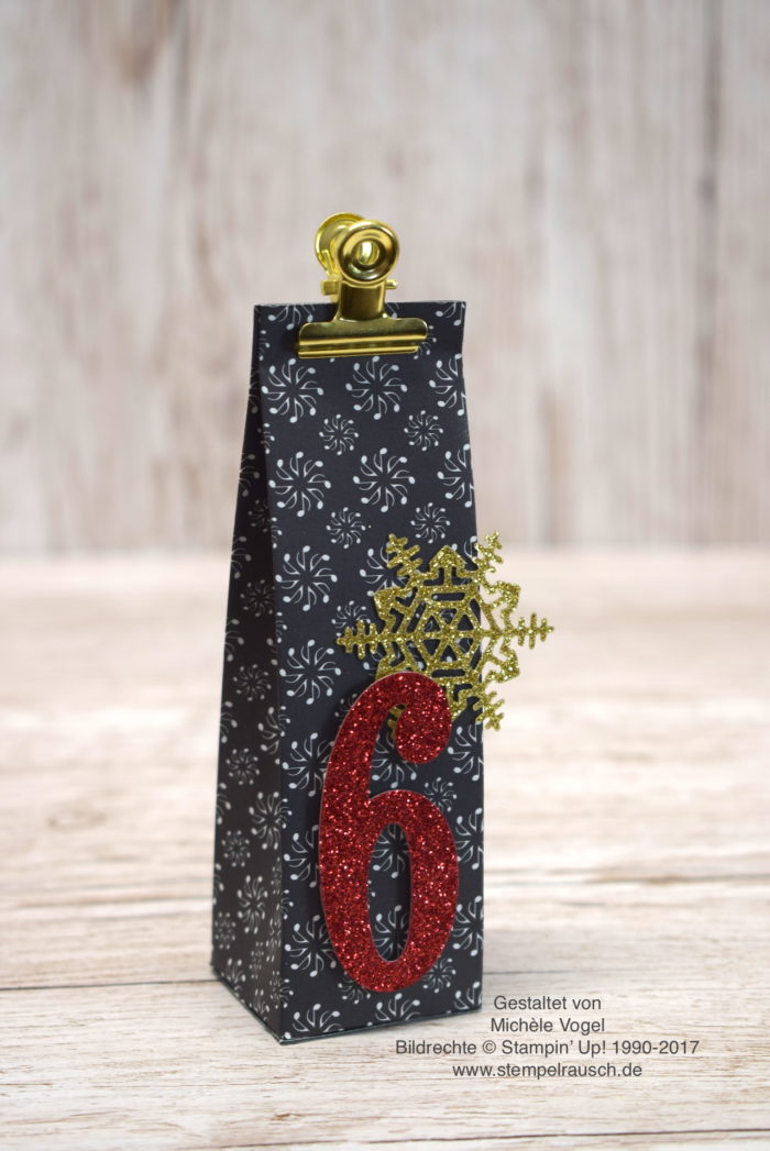 Adventskalender Nikolaus Verpackung selber basteln, Framelits Große Zahlen, Thinlits Aus jeder Jahreszeit, Glitzerpapier in Gold und Rot, Designerpapier Weihnachtslieder, Goldfarbene Buchklammern, Geschenkverpackung zu Weihnachten, Schneeflocke stanzen, Nikolausi www.stempelrausch.de